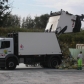 Un camion déverse des déchets